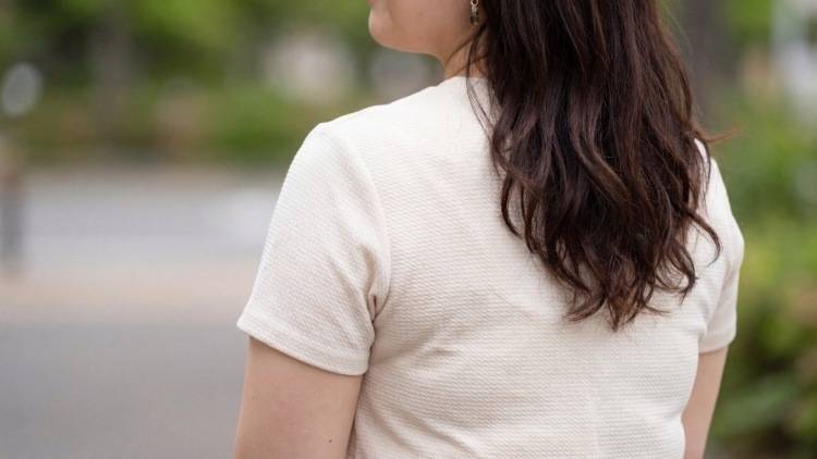 後ろ姿で損しているかも？ブラジャーにのる「ハミ肉」を、肋骨の呼吸で引き締める裏ワザ