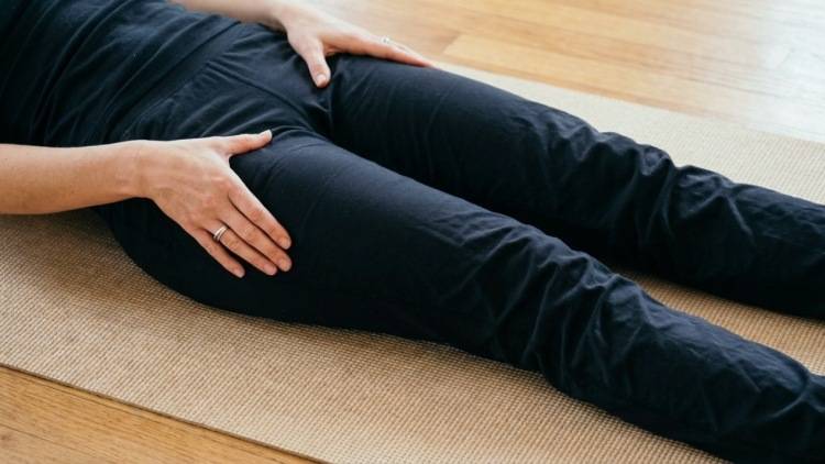 脚の付け根がパンパンな人これやろう！「1日２分のカエル脚呼吸」で「魔法の下半身デトックス」