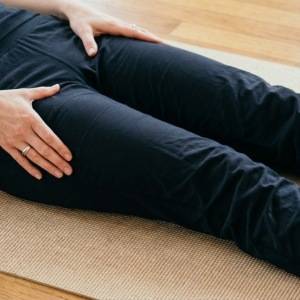脚の付け根がパンパンな人これやろう！「1日２分のカエル脚呼吸」で「魔法の下半身デトックス」