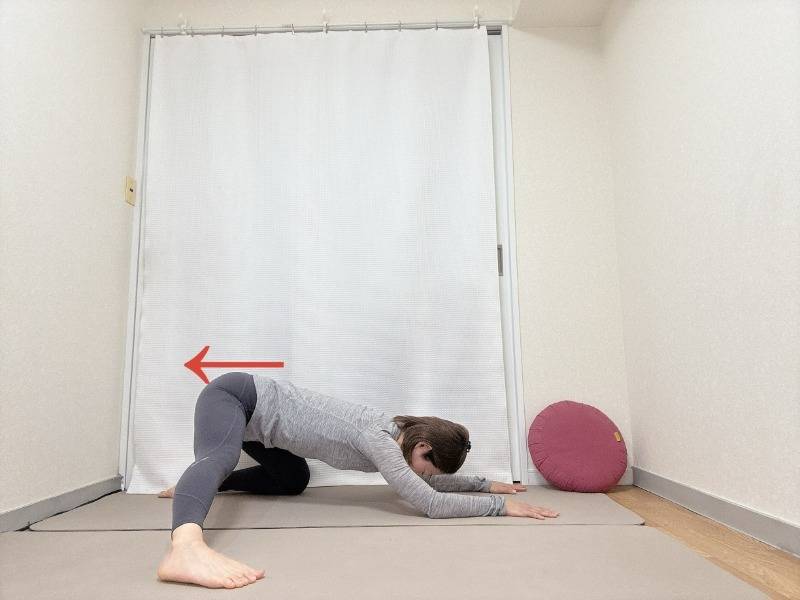 左脚を横に伸ばし、両富士を床に下した四つ這いからお尻を真後ろに引く股関節のストレッチ