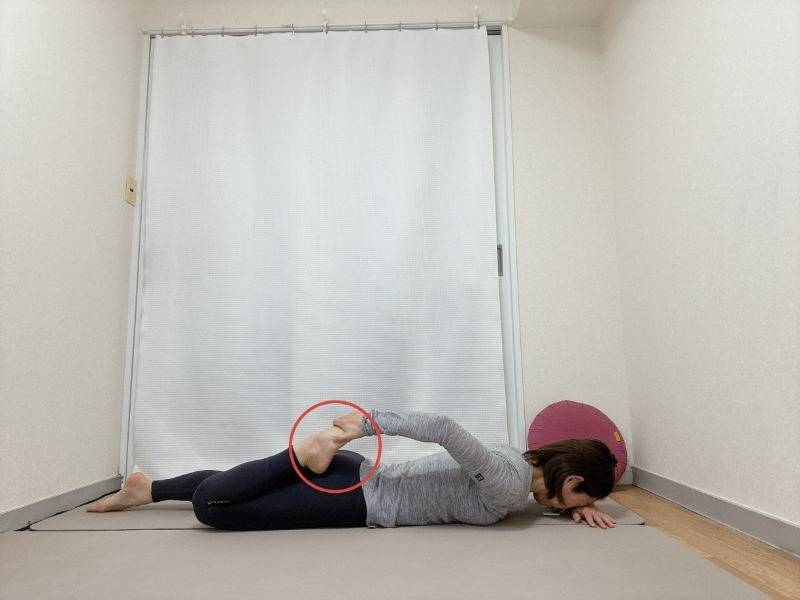 うつ伏せで左膝を曲げて右手で掴んだ体勢