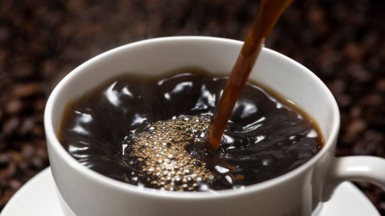 「毎日のコーヒーが原因かも…」片頭痛とカフェインの関係とは｜管理栄養士が解説