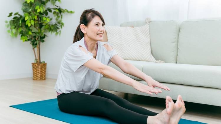 前屈が苦手な人必見！もも裏だけでは前屈できない？見逃しがちな部分もまとめて整えるストレッチ