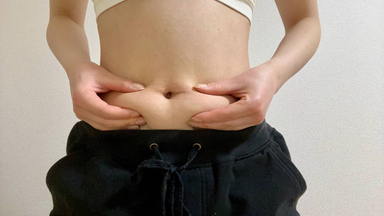 ぽっこり下腹の原因は腹筋じゃない？【たった3分】反り腰を整えるだけで変わるうつ伏せストレッチ