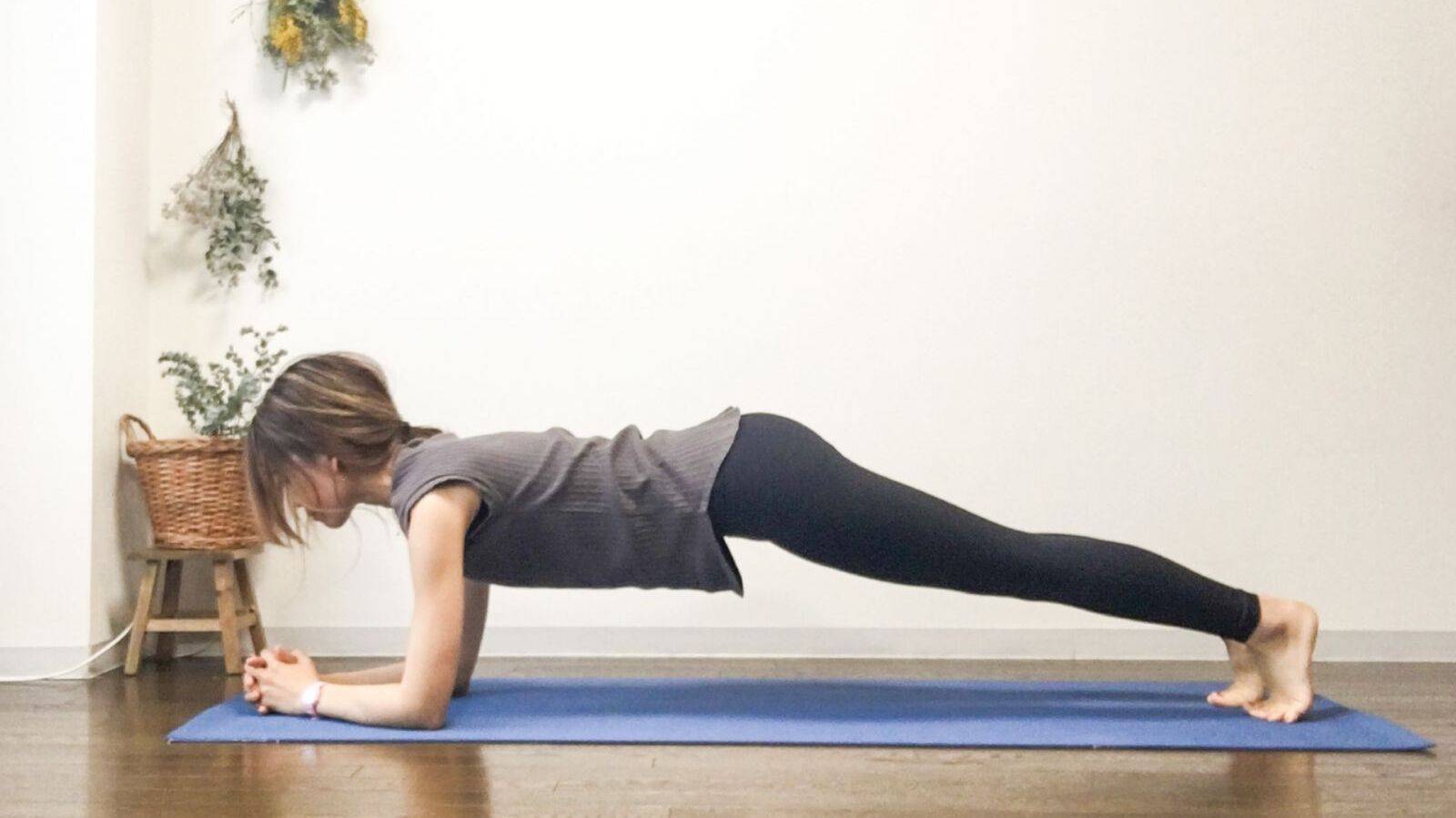  【原因は“腹筋不足”じゃない】プランクで腰が痛くなる人の意外な共通点とは？ 