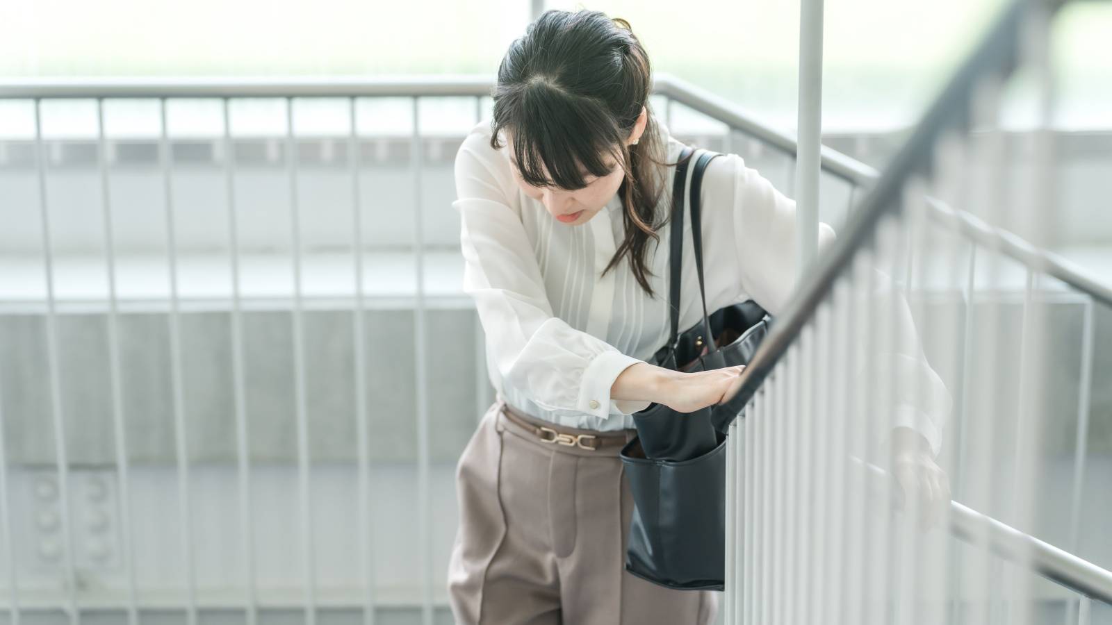  40歳を過ぎて【歩くのが疲れる】ようになってきた人へ｜とにかく簡単！家の中でできる下半身エクサ 