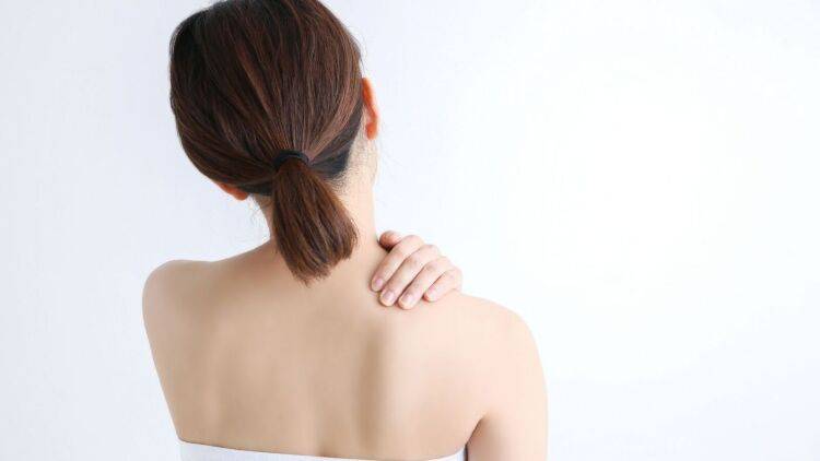 顔をスマホ画面に近づけがちな大人世代は「肩甲骨のきわ」がこりやすい。だる重さをケアする簡単マッサージ