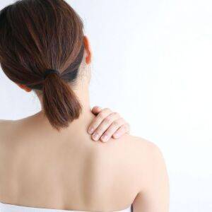 顔をスマホ画面に近づけがちな大人世代は「肩甲骨のきわ」がこりやすい。だる重さをケアする簡単マッサージ
