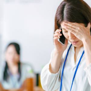 知らないと損する“体のサイン”。「疲れ・だるさ」受診すべき？医師が教える目安