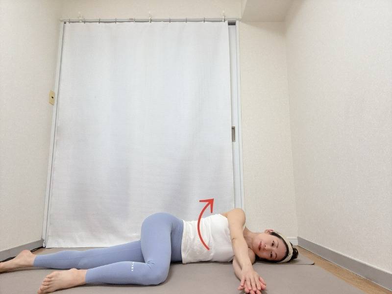 左膝を曲げて横に出したうつ伏せで、左から体を起こして手のひらを合わせて横向きになった体勢