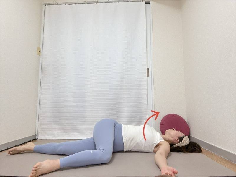 左膝を曲げて横に出したうつ伏せで左から体をめくるようにして両手を開き胸を開くストレッチ