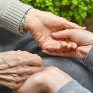 「親に優しくできない自分」が苦しい…介護ストレスの本音と自分を苦しさから解放するヒント｜臨床心理士が解説