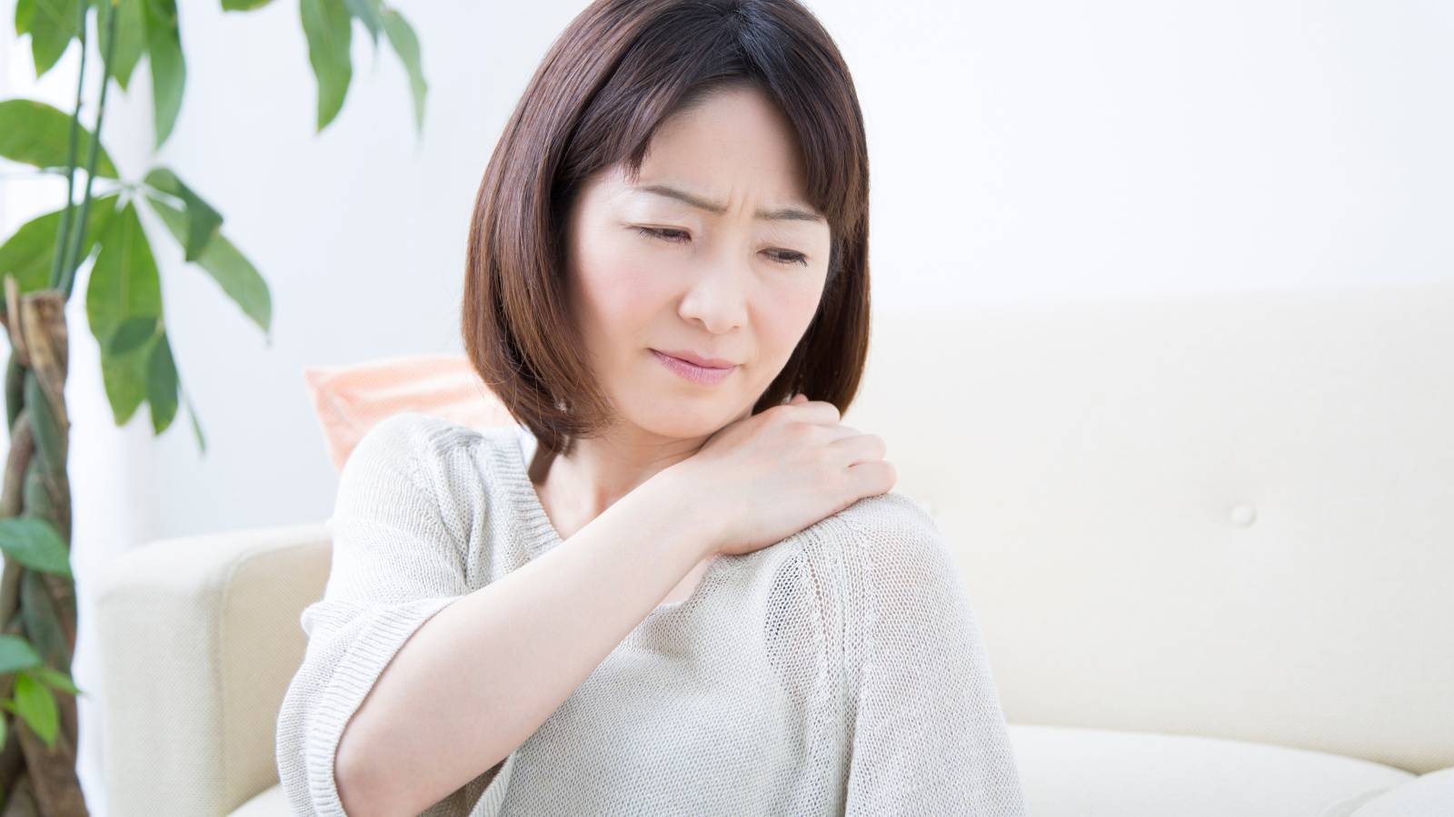  【40代からの頑張り過ぎない肩甲骨ケア】なぜか肩の重さが取れない人必見の「針の糸通しのポーズ」 