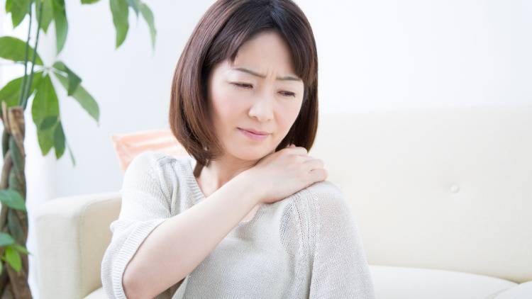 【40代からの頑張り過ぎない肩甲骨ケア】なぜか肩の重さが取れない人必見の「針の糸通しのポーズ」