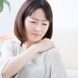 【40代からの頑張り過ぎない肩甲骨ケア】なぜか肩の重さが取れない人必見の「針の糸通しのポーズ」