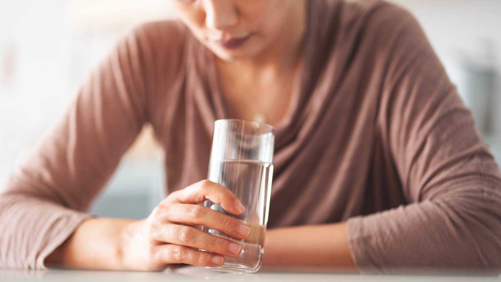 過度な水分補給にはリスクがある？医師が教える「逆効果な水分補給」のやり方