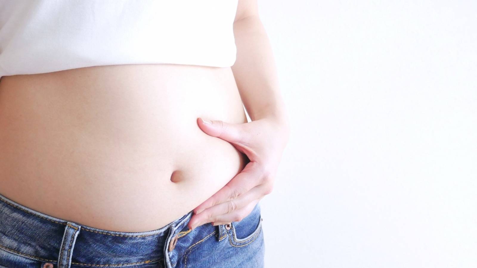 40代からのぽっこり下腹が気になる人必見！腹筋より先にやるべき“横隔膜ほぐし”とは