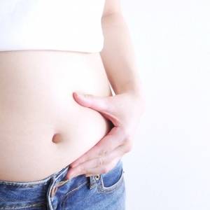 40代からのぽっこり下腹が気になる人必見！腹筋より先にやるべき“横隔膜ほぐし”とは