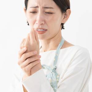 「健康のつもりが逆効果？」サプリメントや栄養ドリンクによるビタミンB6“摂りすぎ”で起こる手足のしびれ