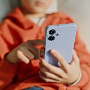 【1日3時間以上のSNS使用で子供の不安症状が高まる】研究が示唆