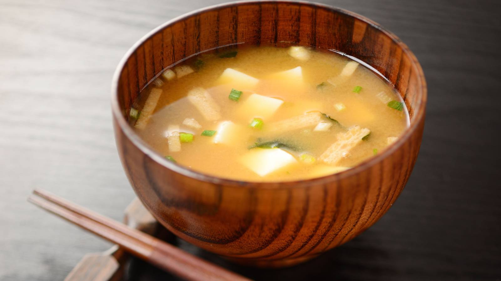 夕食の【味噌汁】に入れるだけ！内臓脂肪を燃焼しやすくする最強の組み合わせ｜管理栄養士が提案