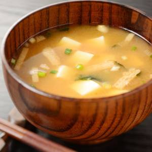 夕食の【味噌汁】に入れるだけ！内臓脂肪を燃焼しやすくする最強の組み合わせ｜管理栄養士が提案