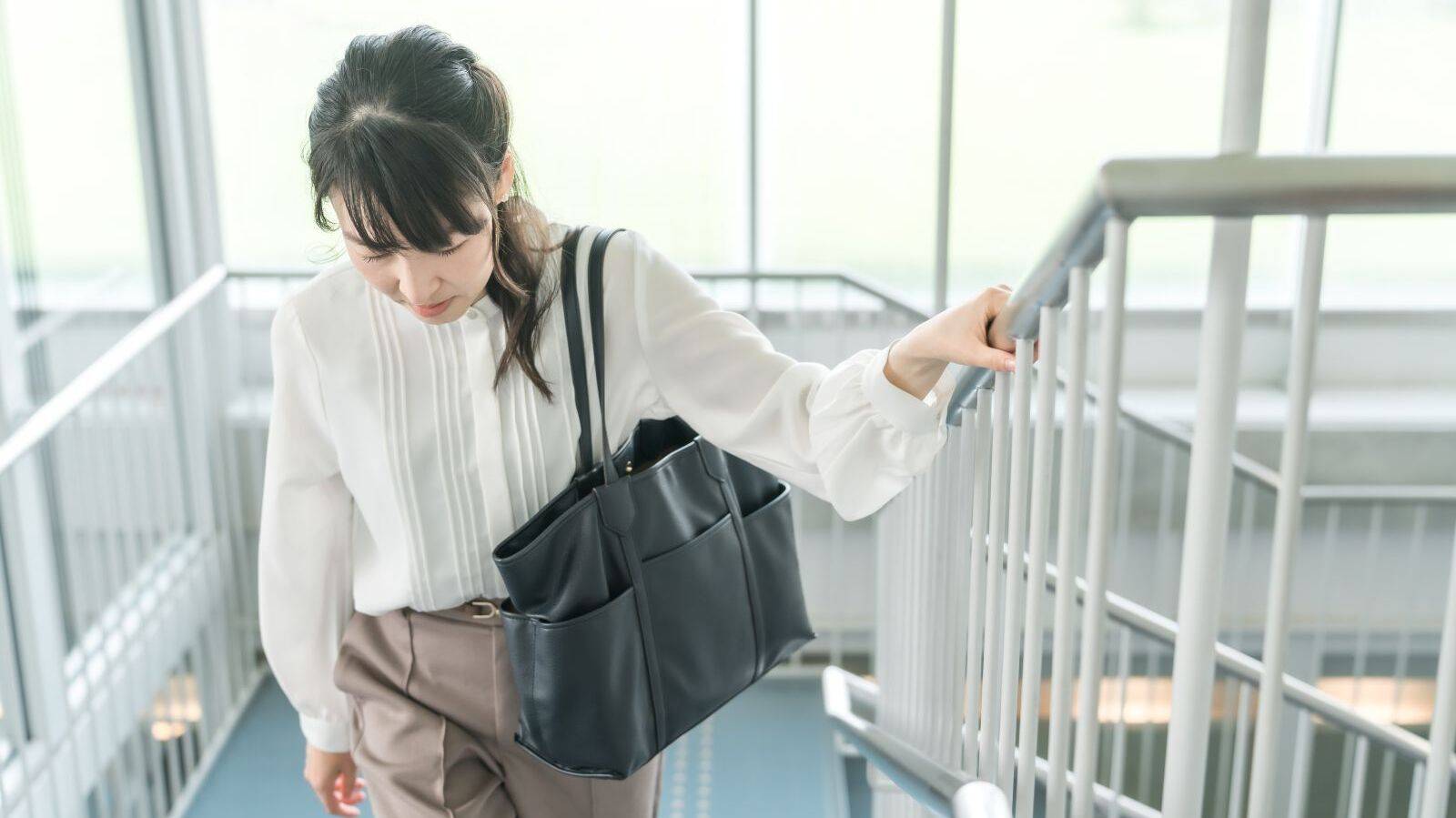 階段をのぼる時疲れるのは「お尻」の筋肉が硬いから？【寝る前3～5分】じんわり緩めるストレッチ