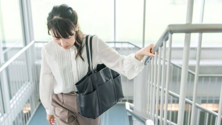 階段をのぼる時疲れるのは「お尻」の筋肉が硬いから？【寝る前3～5分】じんわり緩めるストレッチ