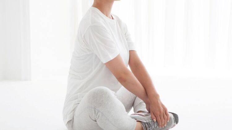 「あぐらが苦手」「股関節が硬い」そんな人でもみるみる股関節が柔らかくなる【ひと工夫加えたキャット＆カウ】