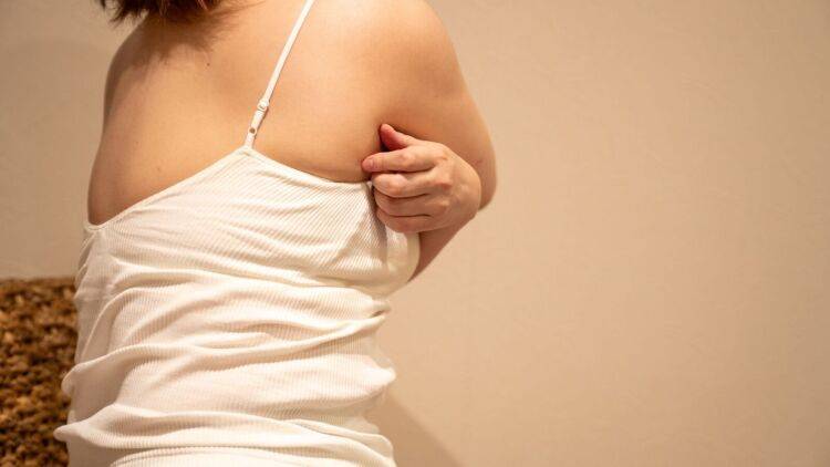 ブラからあふれる「ハミ肉」を撃退！超カンタン！座って押すだけの引き締めトレ