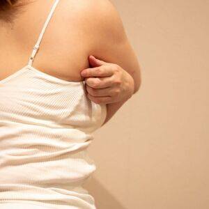 ブラからあふれる「ハミ肉」を撃退！超カンタン！座って押すだけの引き締めトレ