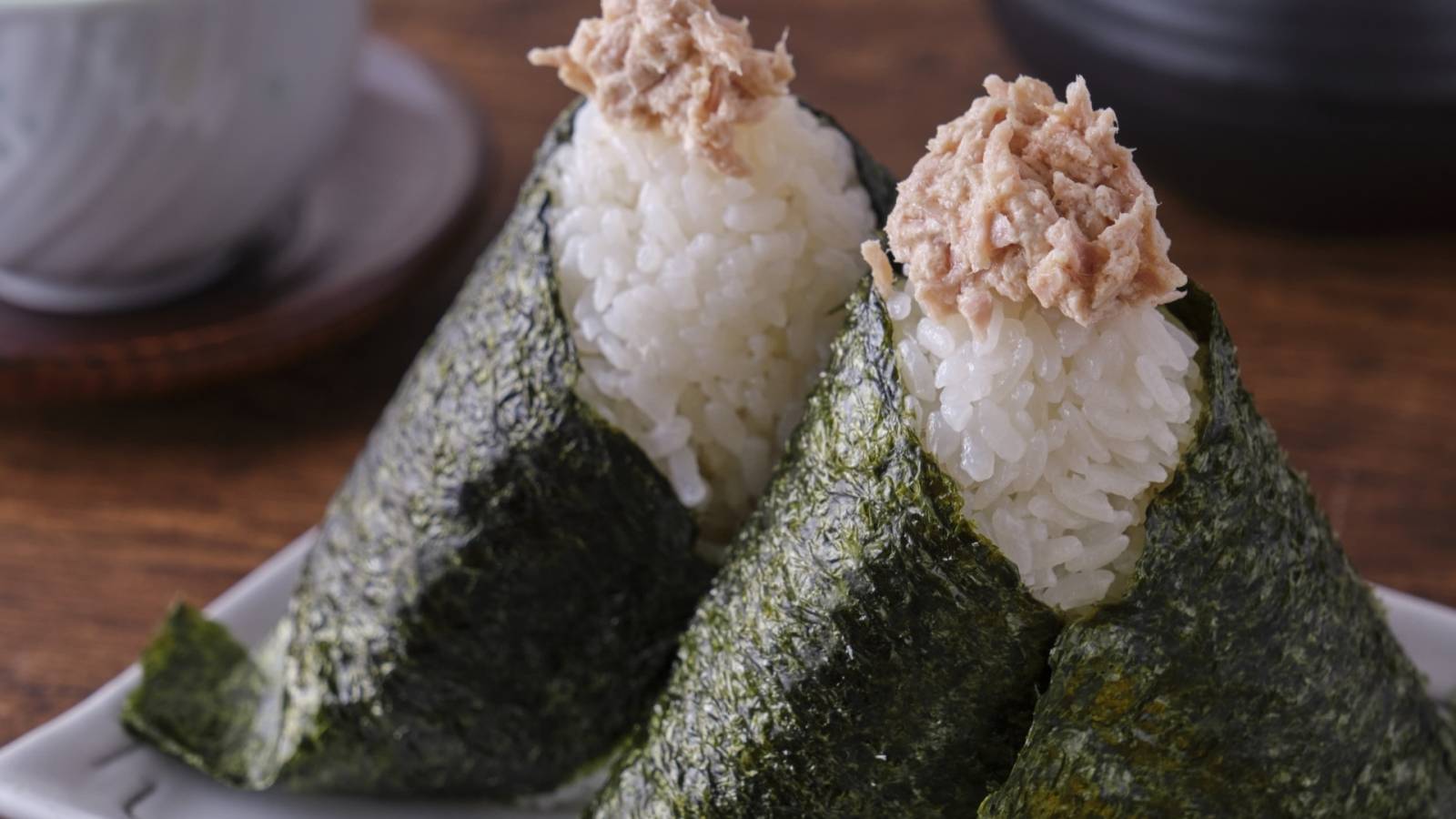 いつものツナマヨおにぎりに足すだけ。食物繊維と抗酸化力がアップする食材3選｜管理栄養士が解説