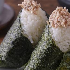 いつものツナマヨおにぎりに足すだけ。食物繊維と抗酸化力がアップする食材3選｜管理栄養士が解説