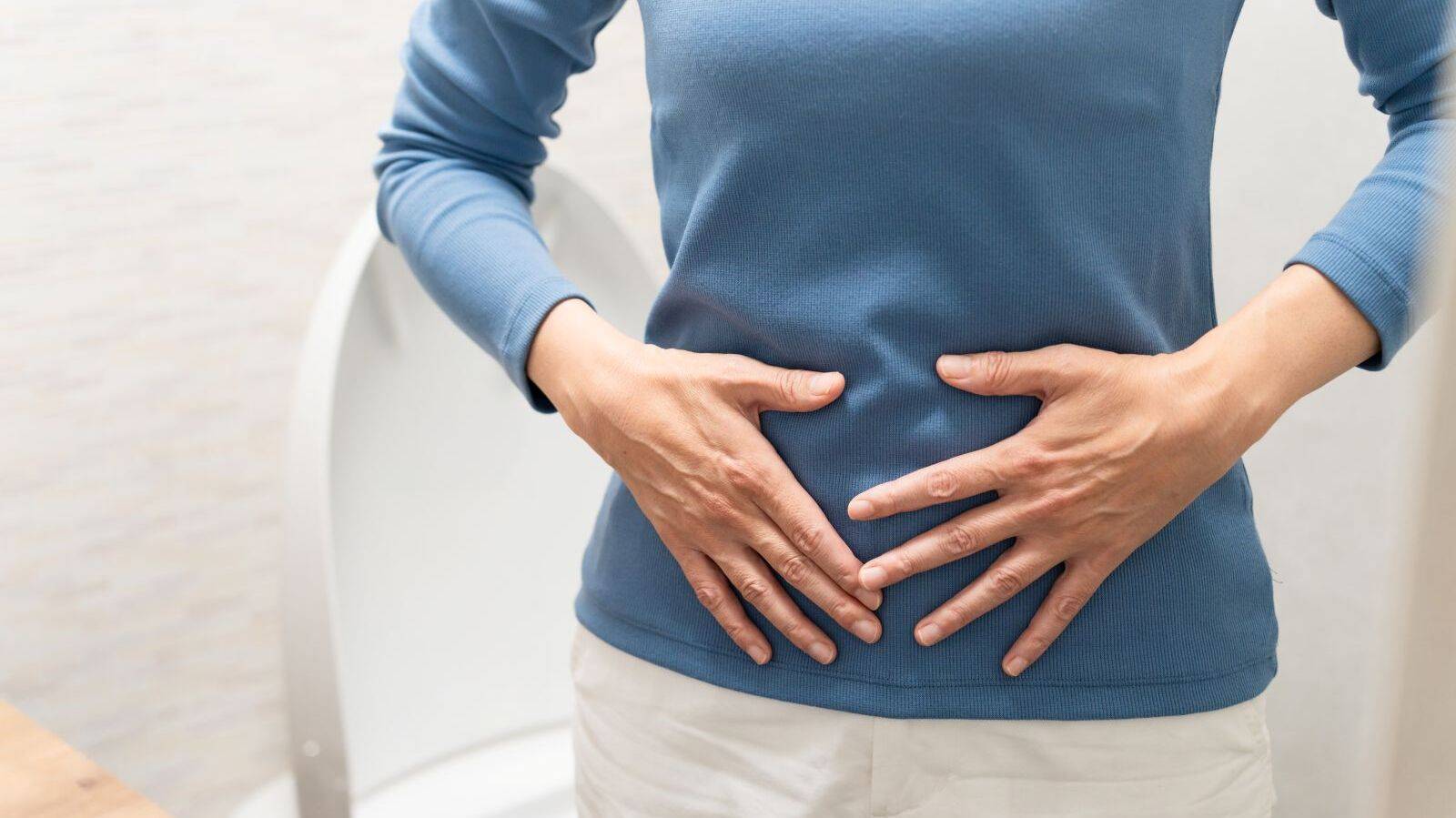  つらい便秘に多角的にアプローチ！スルッと排便を目指す、優秀すぎる「脇腹ストレッチ」 