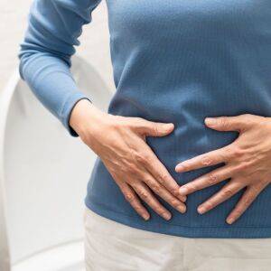 つらい便秘に多角的にアプローチ！スルッと排便を目指す、優秀すぎる「脇腹ストレッチ」