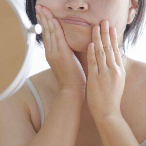 パンパン朝のむくみ顔もこれで変わる！「やるべきは顔ではなく…」３分でできる３つのポーズ