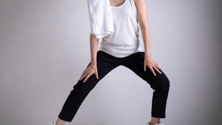 「揺らすだけだからすぐやって」股関節を柔らかくする簡単ストレッチ