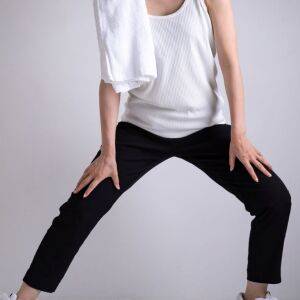 「揺らすだけだからすぐやって」股関節を柔らかくする簡単ストレッチ