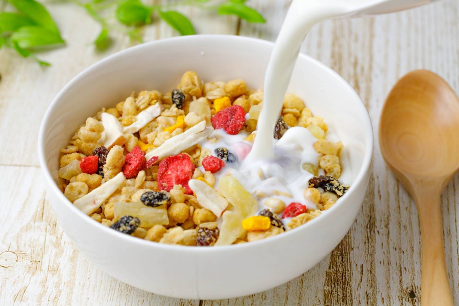 ミルクが注がれるグラノーラ