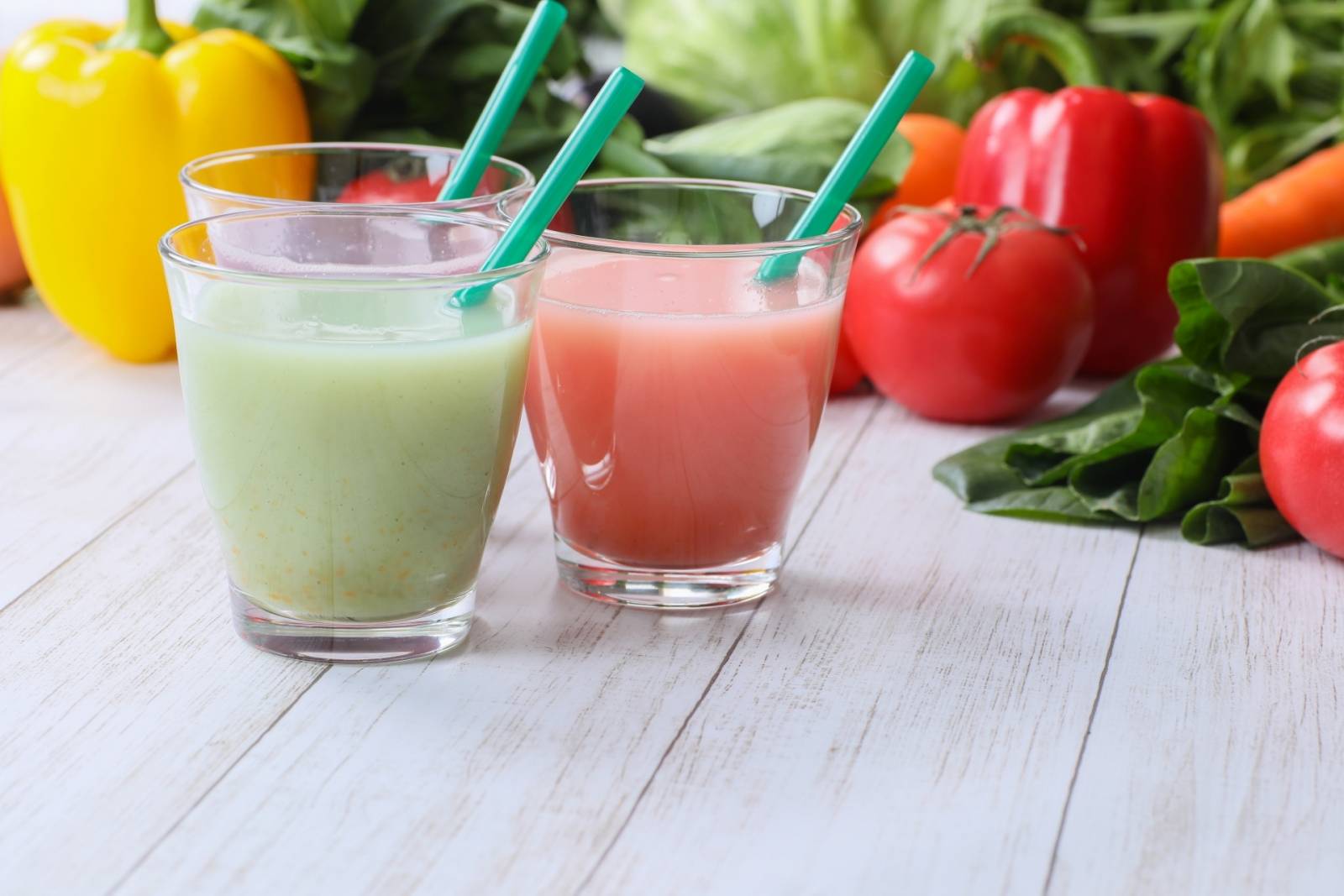 3杯のスムージーとたくさんの野菜