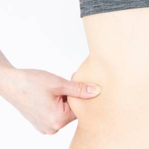 くびれがない人ほど肋骨まわりが硬い？ボディラインを整える簡単ストレッチ【寝たままでOK】