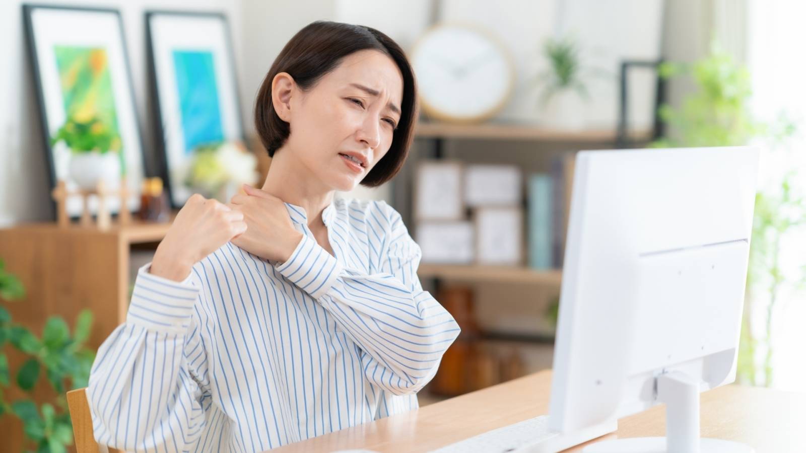  肩こりの原因は肩甲骨？肩甲骨を寄せて広げる肩こり＆背中の張り解消エクササイズ 