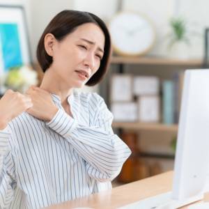 肩こりの原因は肩甲骨？肩甲骨を寄せて広げる肩こり＆背中の張り解消エクササイズ