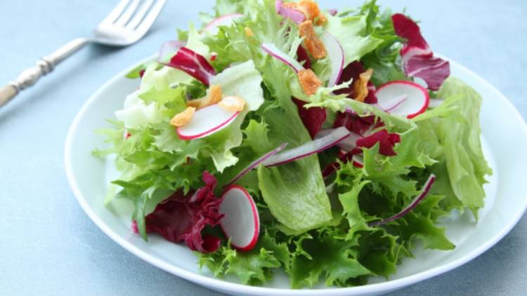 いつものサラダにかけるだけ！不足しがちな栄養が補える食材7選｜管理栄養士が解説