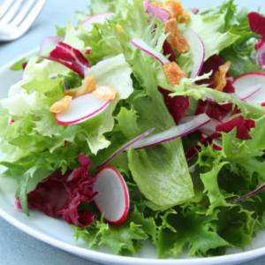 いつものサラダにかけるだけ！不足しがちな栄養が補える食材7選｜管理栄養士が解説