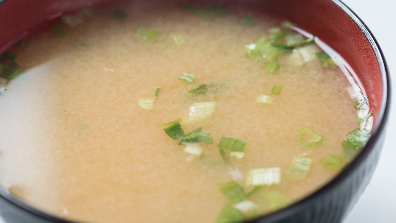 お味噌汁にひとふりするだけ！睡眠の質を上げる「夜のタンパク質補充レシピ」｜管理栄養士が解説