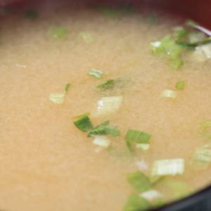 お味噌汁にひとふりするだけ！睡眠の質を上げる「夜のタンパク質補充レシピ」｜管理栄養士が解説