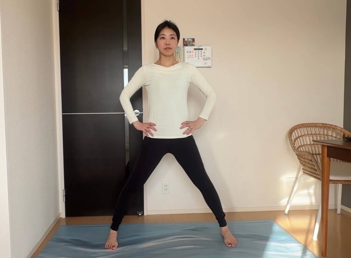 開脚前屈のポーズ①