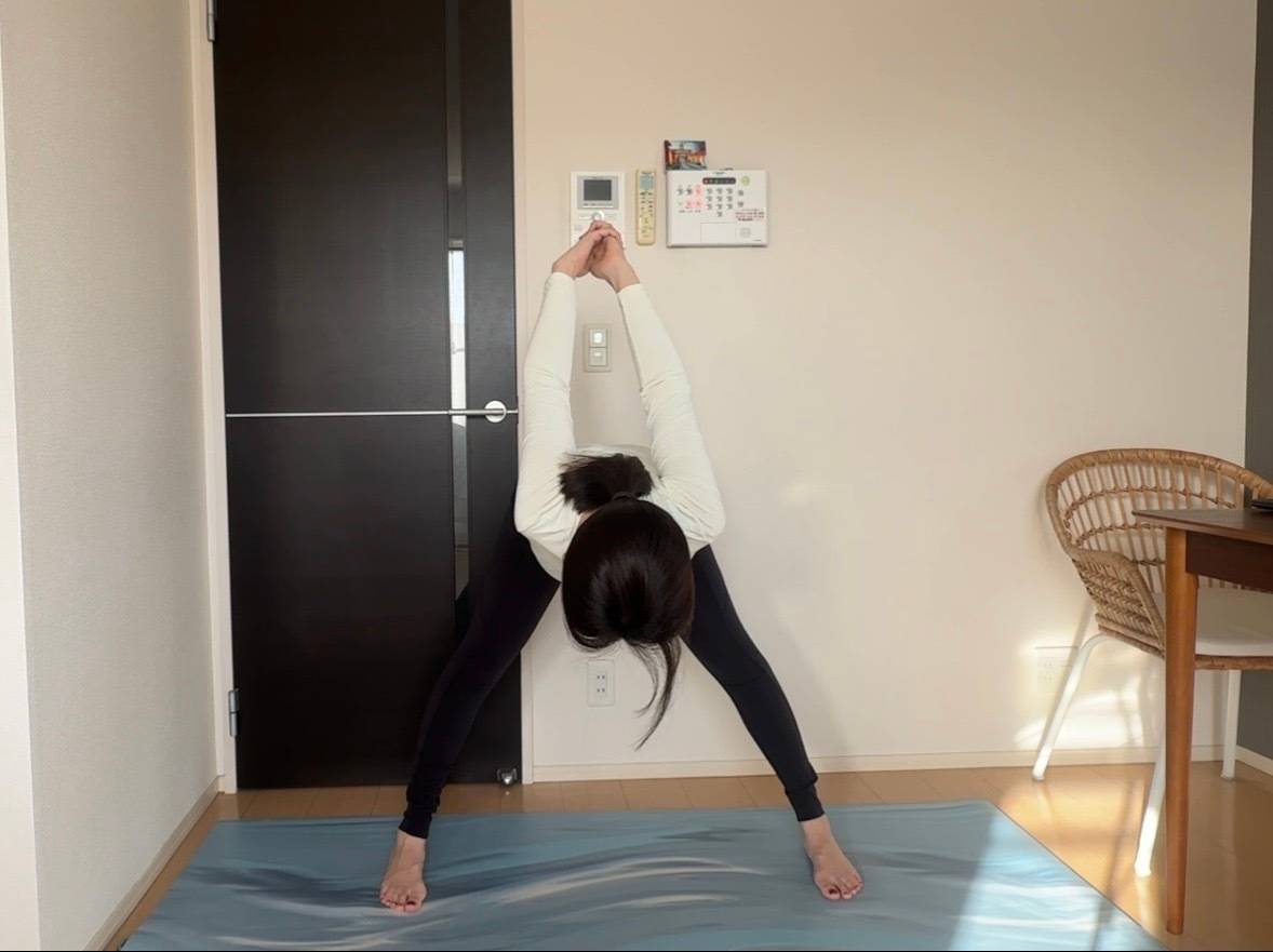 開脚前屈のポーズ