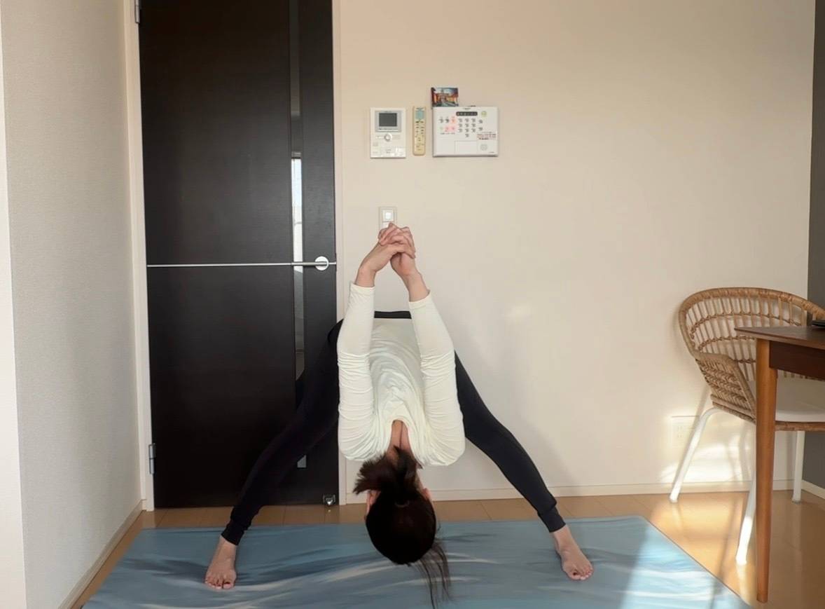 開脚前屈のポーズ③